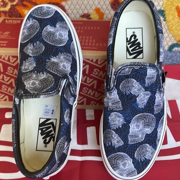 Vans Classic Slip-On
(Wireframe Skulls) Black/Trwht 
VNOA33TB9IB
WMNS sneakers - Picture 13 of 16